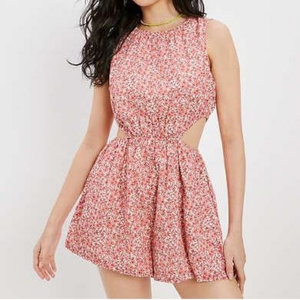 American Eagle Medium. Lined Romper, 2 Pockets, Button Back.